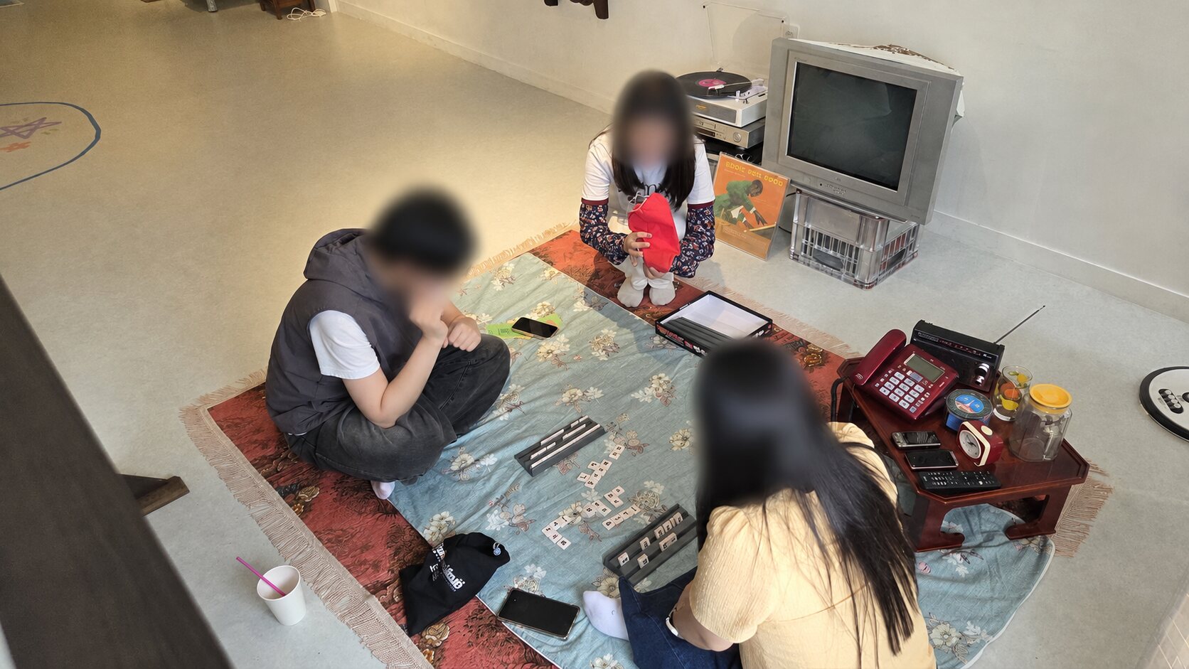 참가자들이 한글 보드게임을 즐기는 모습. 얼굴은 익명화 처리됨